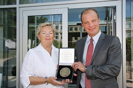 Doris Entrup und Alexander Haselbach mit dem Bundesehrenpreis.
