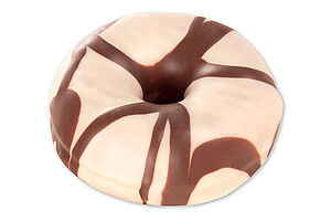 Fertig gebackener Donut mit einer hellen Fettglasur und einem wellenförmigen Dekor aus kakaohaltiger Fettglasur.